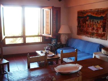 Wohnzimmer und Couch. Fenster mit Blick aufs Meer