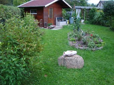 Das Badezimmer mit Dusche ist in einem seperatem Holzhaus neben dem Bungalow untergebracht