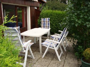 Die Terrasse mit 4 Sitzgelegenheiten - auch Grillen ist hier m�glich 