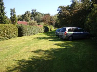Vor dem Grundst�ck k�nnen Sie Ihr Auto direkt parken, der Platz ist durch ein abschliessbares Tor ge