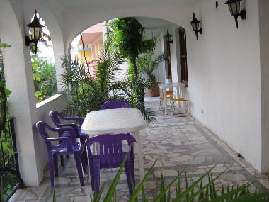 Haus am Meer: die 45m2 Terrasse zum Hof