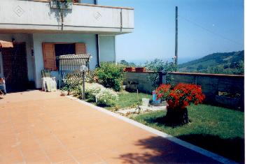 mit Blick �ber die H�gel und durch T�ler direkt auf die 7 Autominuten entfernte Adria