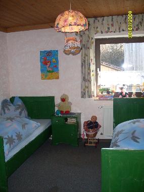 Kinderzimmer mit Spielecke und Blick auf den Innenhof zum Kuhstall