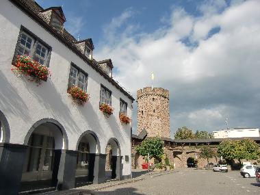 Alte Stadtmauer mit Hexenturm und Saalhof
