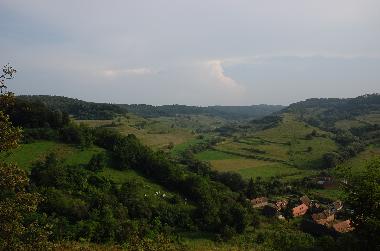 Die h�gelige, waldreiche Landschaft ist ideal zum Wandern