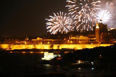 Blick aus der Wohnung und Terrasse, Feuerwerke in der Nacht �ber ganz Malta, ein farbentr�chtiges Sc