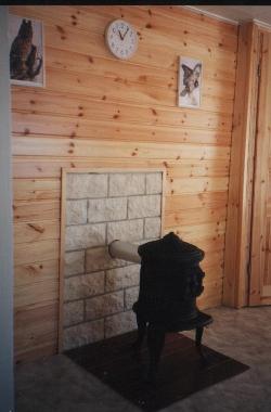 Der kleine Holzofen im Wohnzimmer leistet gro�es.