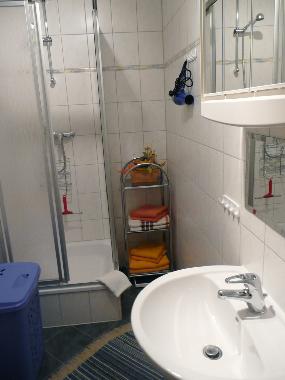 Badezimmer mit Dusche und WC
