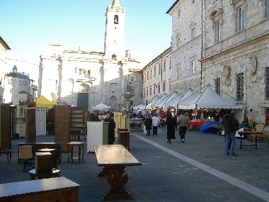 Ascoli Piceno l�dt zum Besuch ein, sei des nun der monatliche Antiquit�tenmarkt