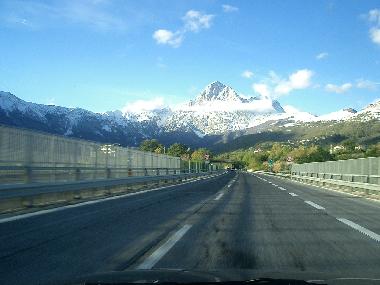 �ber die  A24 direkt durch das Gran Sasso Massiv ist man in 2 Std. im Zentrum von Rom