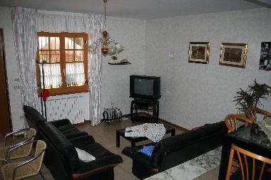 Der Wohn- und Aufenthaltsraum mit Fernsehen mit Satellitenempfang