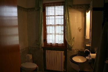 Badezimmer mit WC, Bidet und Wanne und ein zweites Badezimmer mit Dusche