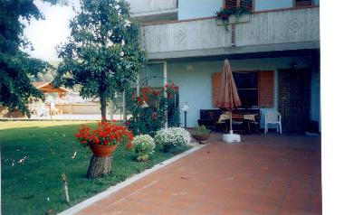 Sonnenterrasse und Grillplatz