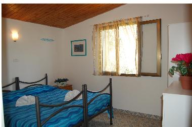 Schlafzimmer mit Doppelbett