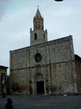 Atri, die Perle der Adria mit der eigenwilligen Fassade der Kathedrale