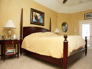 Master-Schlafzimmer mit King-Size-Bett (ca. 2 m)