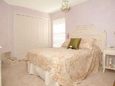 G�steschlafzimmer mit Queen-Size-Bett (ca. 1,50 m)