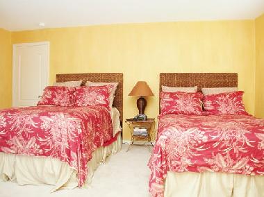 G�steschlafzimmer mit zwei Full-Size-Betten (ca. 1,20 m)