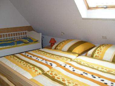 Schlafraum 1 mit Kindergitterbett