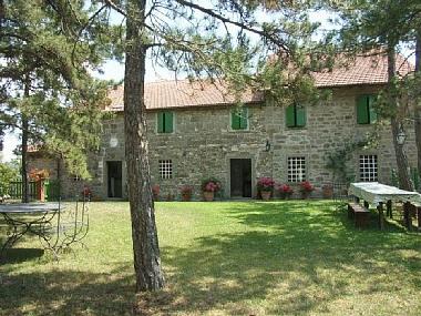 Von einem grossen Garten aus kommt man in die Parterre 