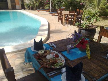 Pool mit Meeresfruechte Mittagessen frisch aus unserem Restaurant