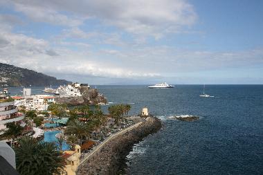 Blick vom Balkon auf den Hafen von Funchal