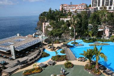 Pool-Landschaft mit Restaurant 