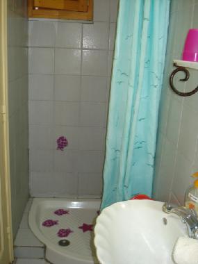 Dusche im Bad mit Fenster