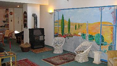 Galeriewohnung mit Kamin und Gemlde an der Wand