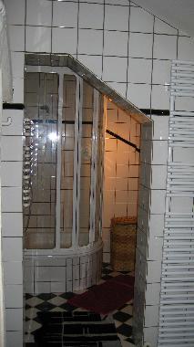 Bad mit Dusche, Bidegt und WC (nicht zu sehen, da hinter der Wand)