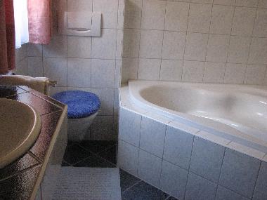 Bad Nr. 1 mit Badewanne und WC