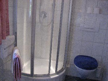Dusche und WC in Bad Nr. 2