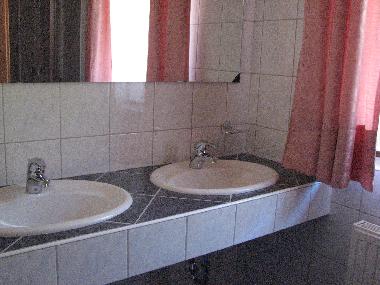 Doppelwaschbecken in Bad Nr. 2