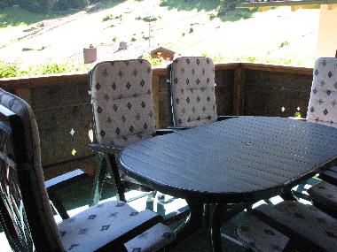 Gartenm�bel - im Hintergrund - Ausblick vom Balkon