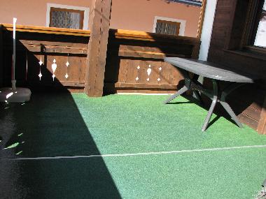 Gro�er Balkon mit gr�nem Teppich ausgelegt