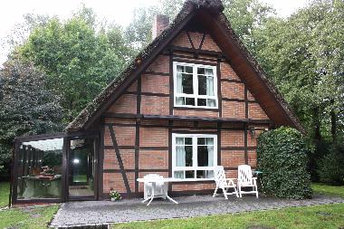 Gartenseite mit Terrasse 
