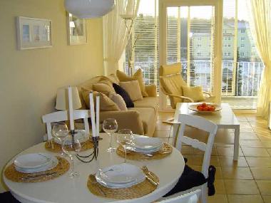 Essplatz mit Blick in den Wohnraum