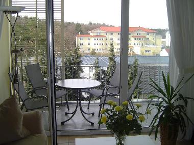 Blick vom Wohnzimmer auf den Balkon