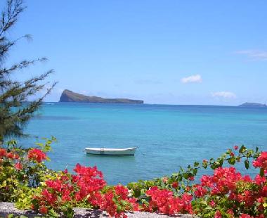 Blick von Bougainvillea:Kleines Apartment am Strand mit einem Wohn-/ Schlafraum, Bad, K�che und Tera