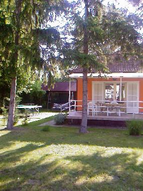 Garten mit Tischtennisplatte und Hollywoodschaukel