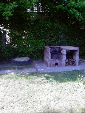 Gartengrillplatz und Sandkasten f�r die Kinder