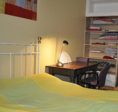 Schlafzimmer mit Schreibtisch