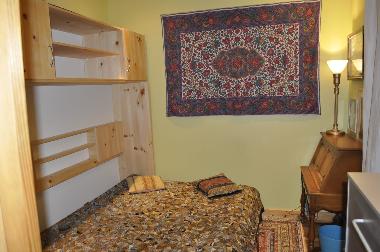 Zweit Schlafzimmer mit Klappbett und Schreibtisch