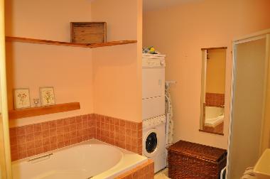 Bade Zimmer mit Separater Dusch Kabine & Waschmaschine und Trockner