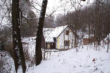 Haus und Blockhütte im Winter