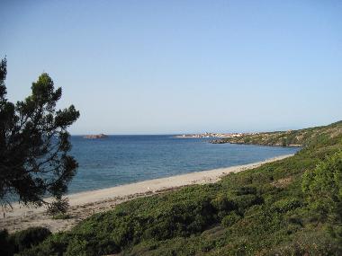 Traumstrand (im Hintergrund Isola Rossa) in der Bucht bei Badesi im Oktober