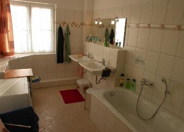 Bad mit Dusche, Badewanne und Waschmaschine