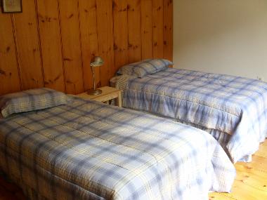 Zweites Schlafzimmer im Obergeschoss mit zwei Einzelbetten