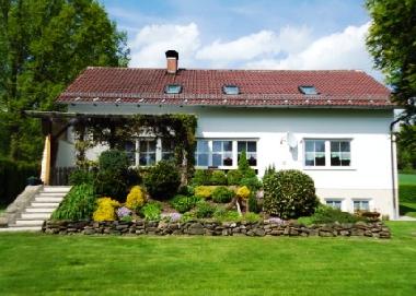 Ferienhaus mit 2 FeWo (Erdgeschoss + Dachgeschoss)