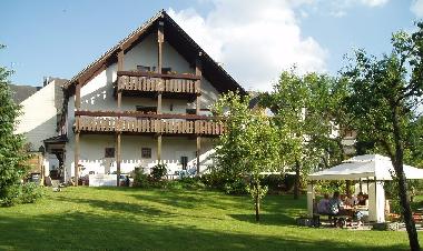 Unsere luxurise Privat-Pension - Ansicht von der Grill- und Liegewiese